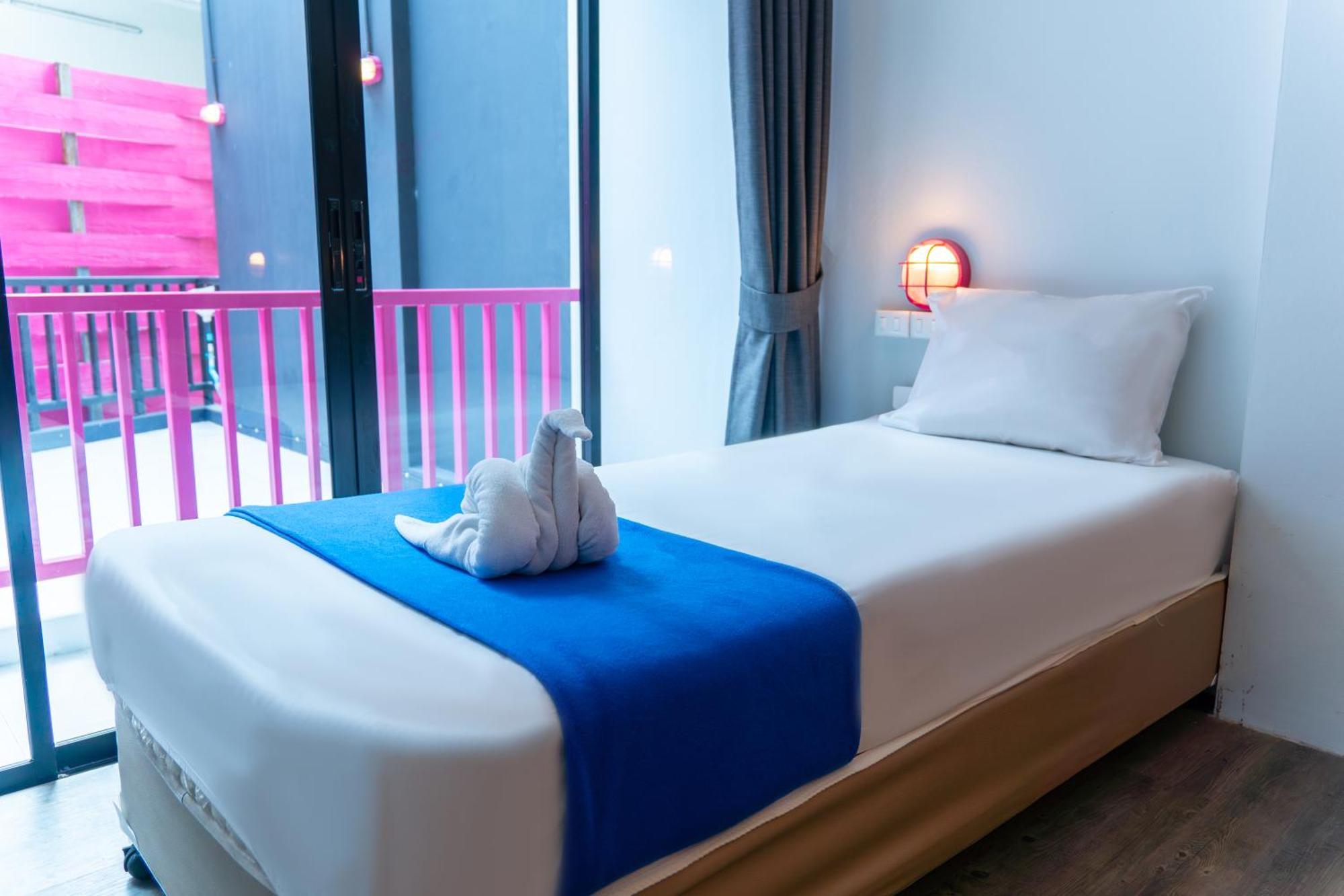 A Pousada Slumber Surf Phuket Kata Exterior foto