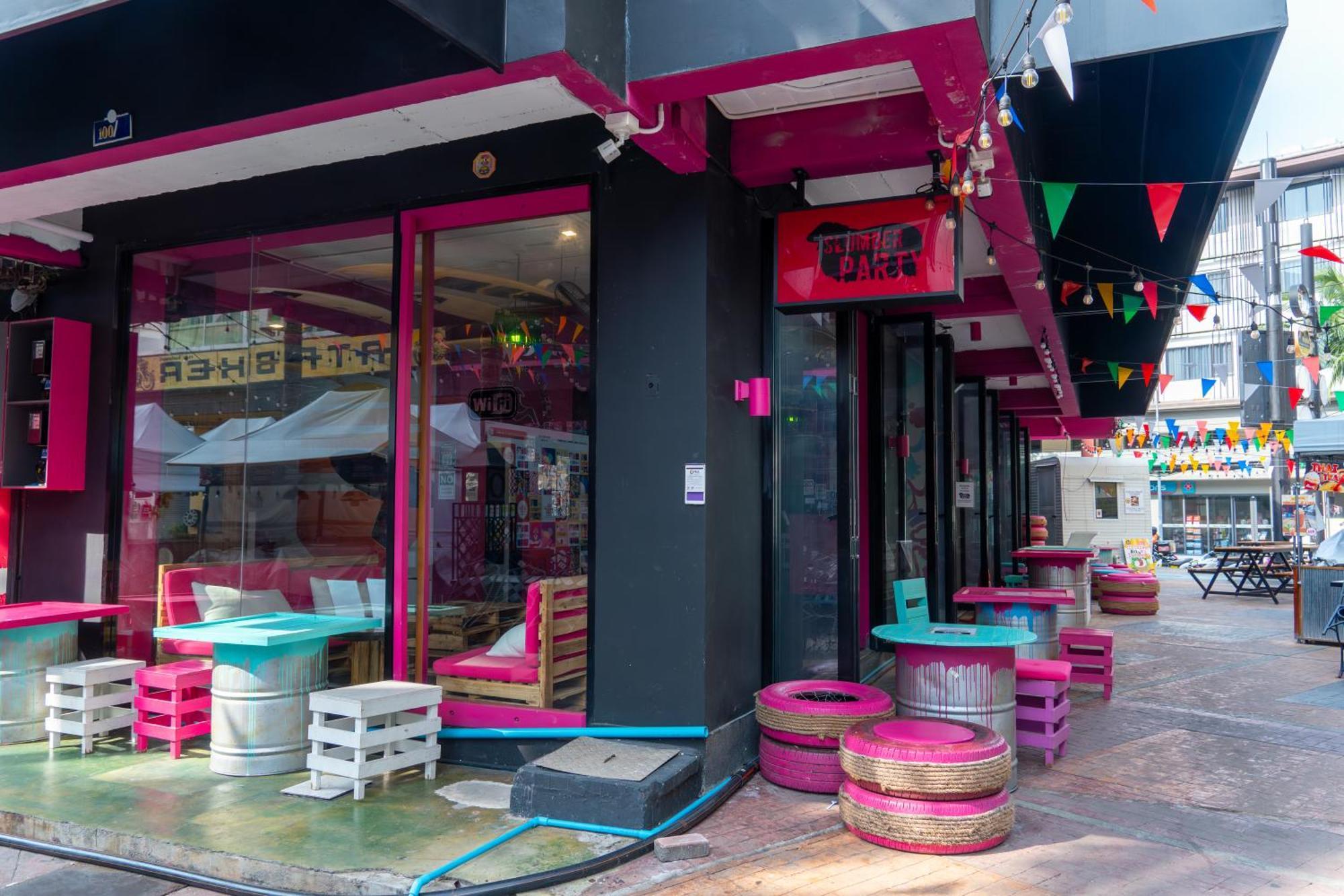A Pousada Slumber Surf Phuket Kata Exterior foto