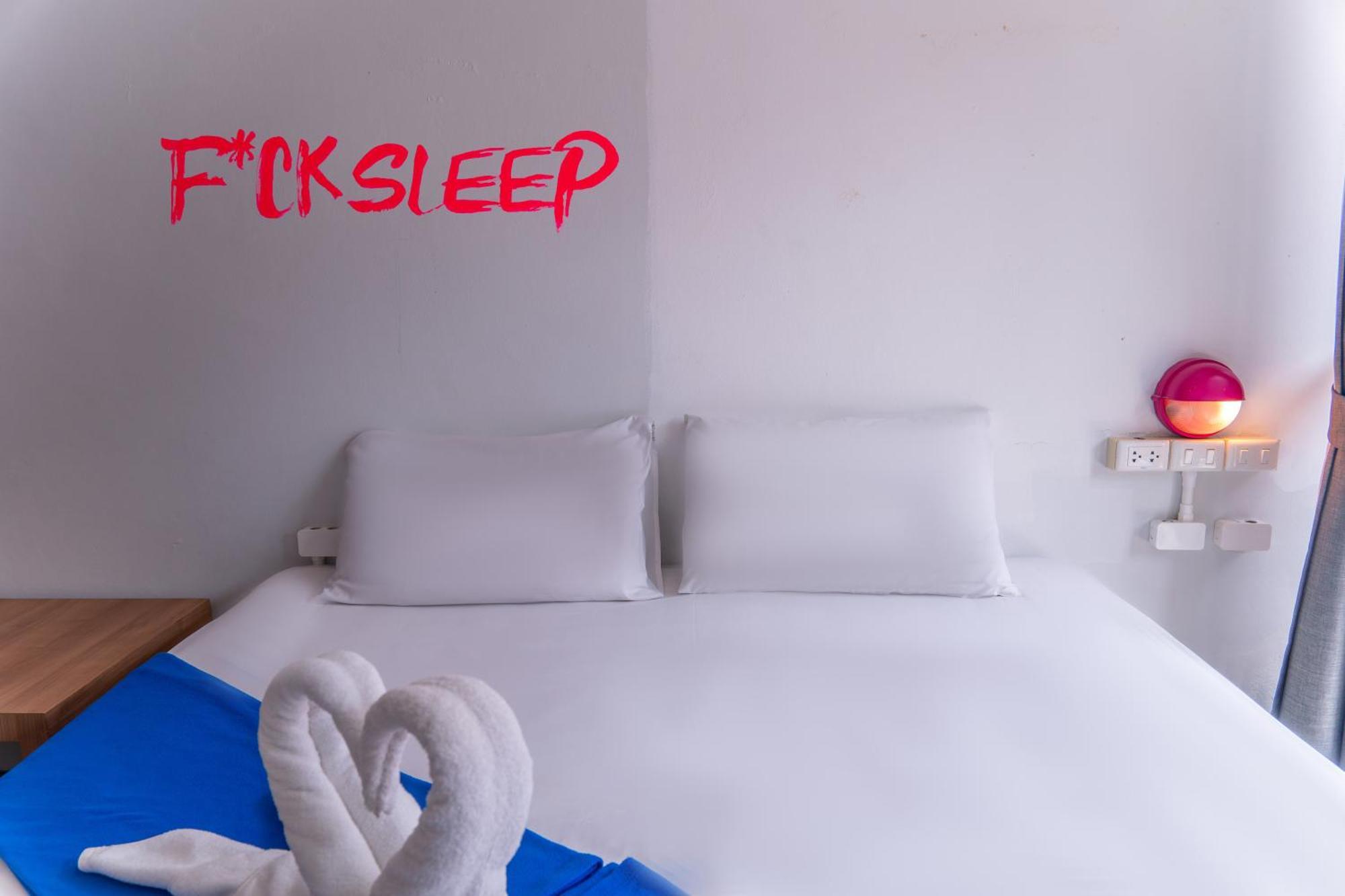 A Pousada Slumber Surf Phuket Kata Exterior foto