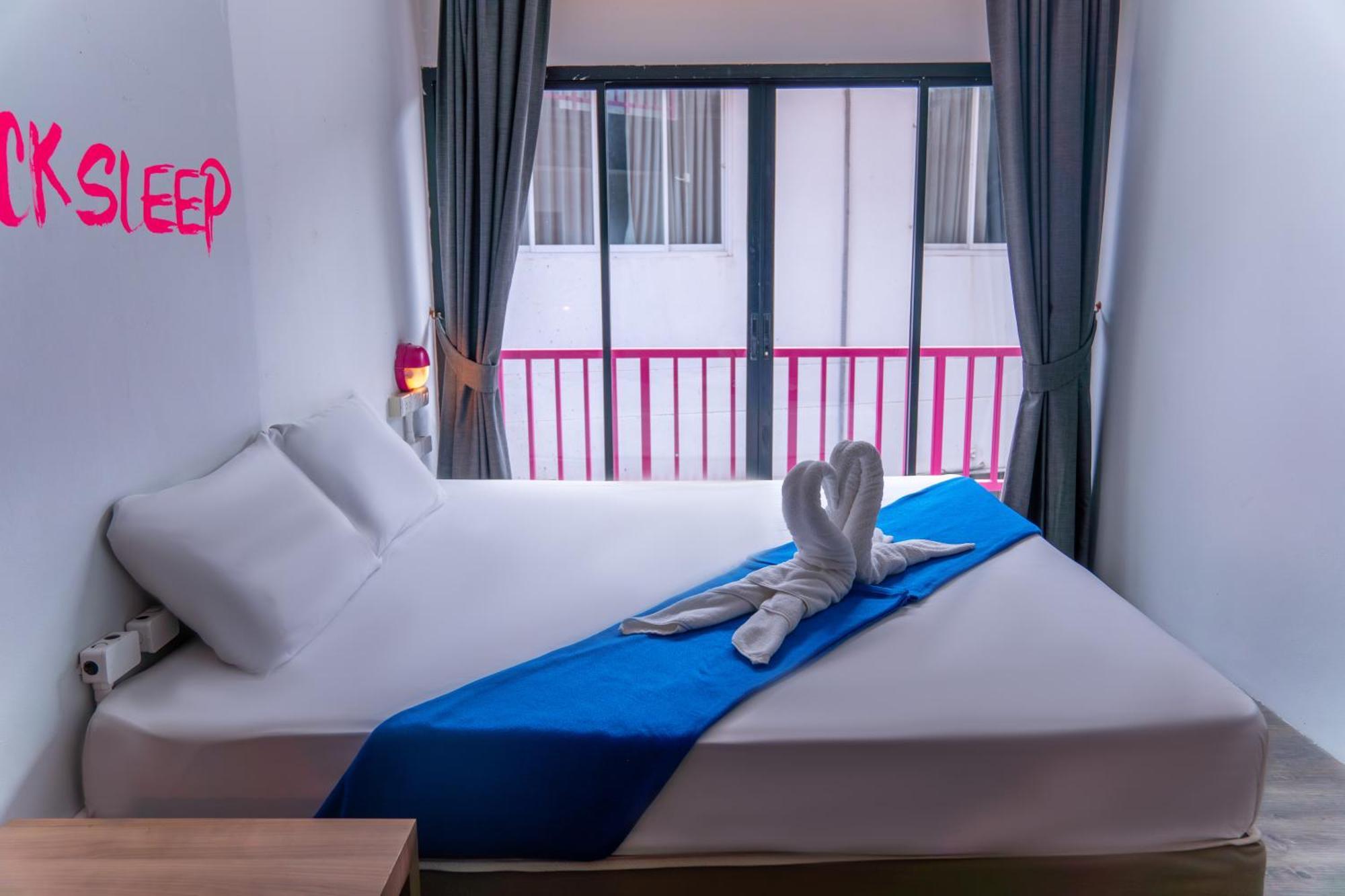 A Pousada Slumber Surf Phuket Kata Exterior foto